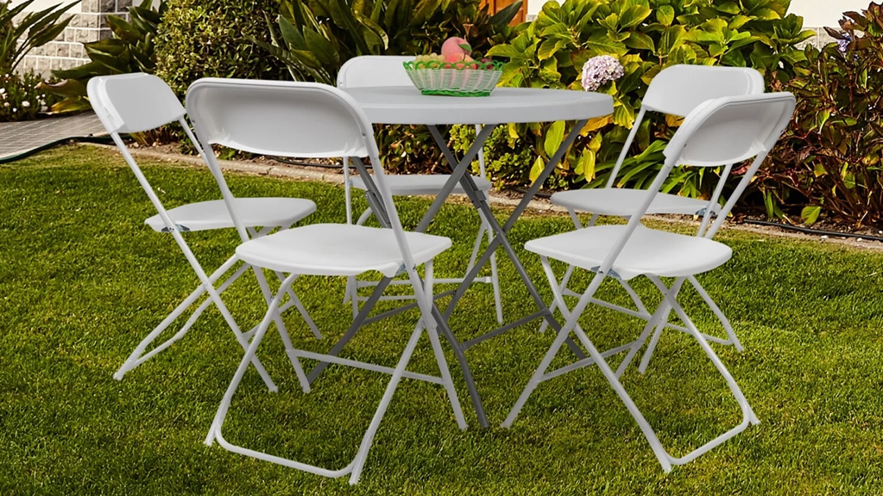 The Benefits of Stackable Plastic Chairs for Outdoor Gatherings