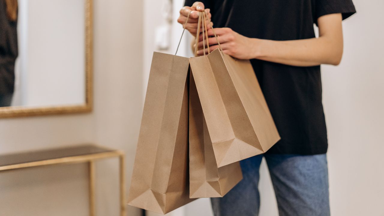 Handle Paper Bags are the Best Choice for the Fashion and Retail Industries